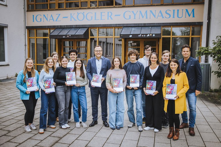 Landrat Eichinger überreicht Ausbildungskompass an IKG-Schüler