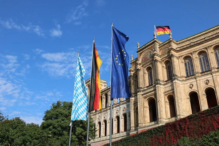 1_politik_und_gesellschaft_faecheruebersicht.webp